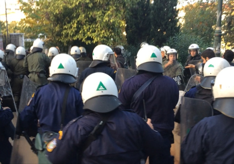 Ένταση έξω από τη Νομική