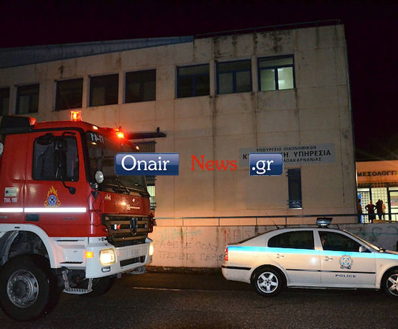 Στις φλόγες το κτίριο της ΔΟΥ Μεσολογγίου