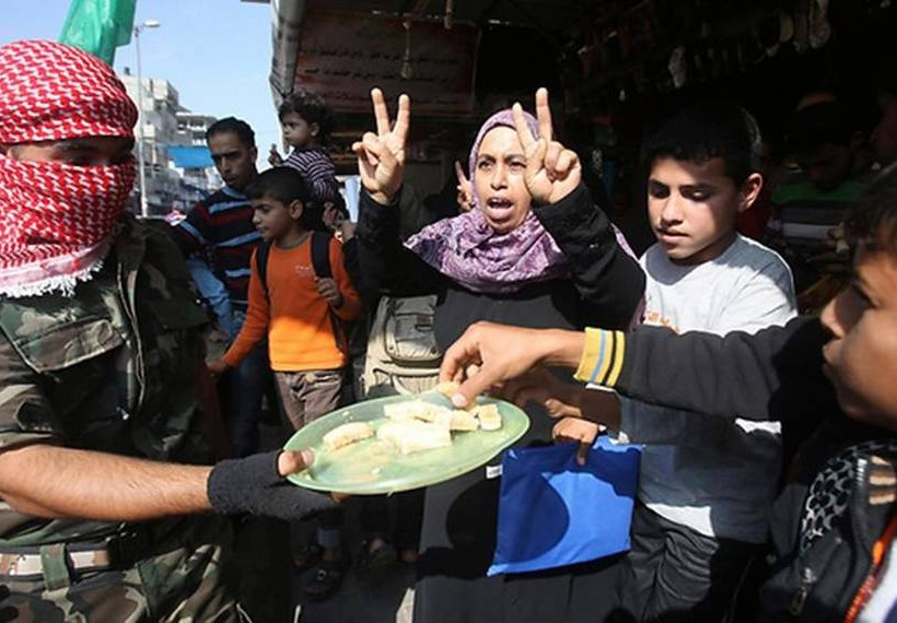 Με γλυκά και πυροτεχνήματα πανηγύρισαν το μακελειό στη Γάζα!