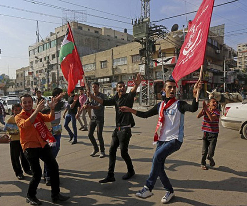 Με γλυκά και πυροτεχνήματα πανηγύρισαν το μακελειό στη Γάζα!