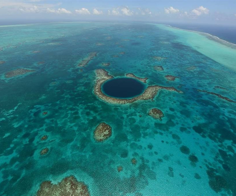 Πανοραμική θέα της εντυπωσιακής και ιδιαίτερα δημοφιλούς για καταδύσεις Great Blue Hole, σε κοραλλιογενή ύφαλο της Μπελίζ (Καραϊβική).