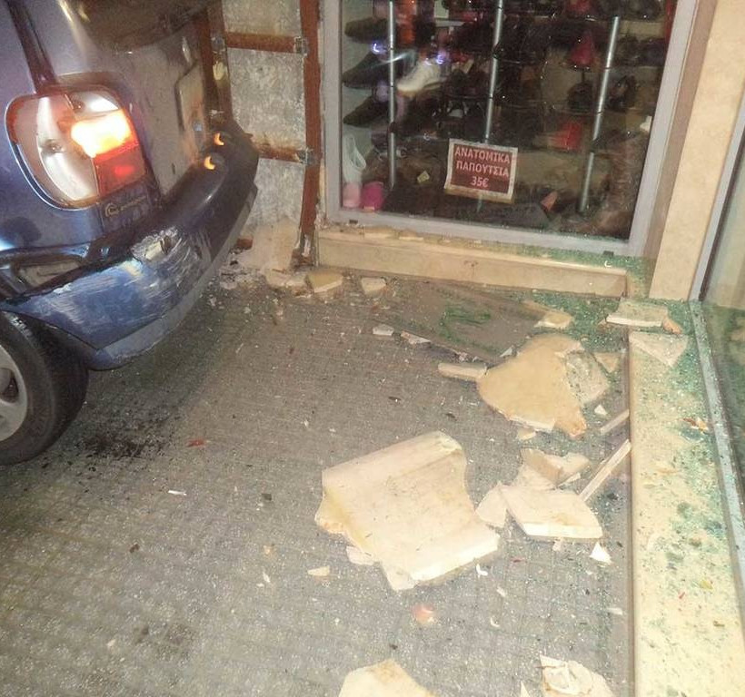Απίστευτο τροχαίο στα Τρίκαλα (Photos)