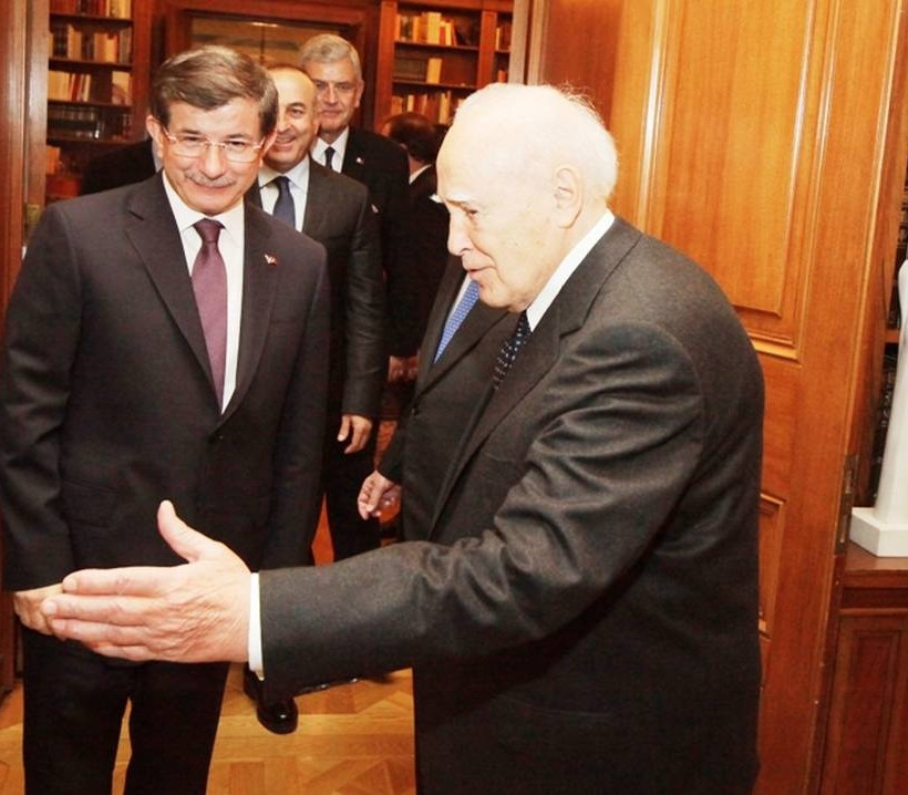 Παπούλιας σε Νταβούτογλου: Να είμαστε καλοί γείτονες (vid)