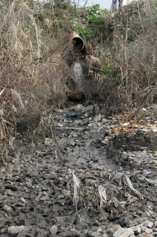 Αγωγός που καταλήγει σε χωράφι (αρχείο παπα-Γιάννη Οικονομίδη)