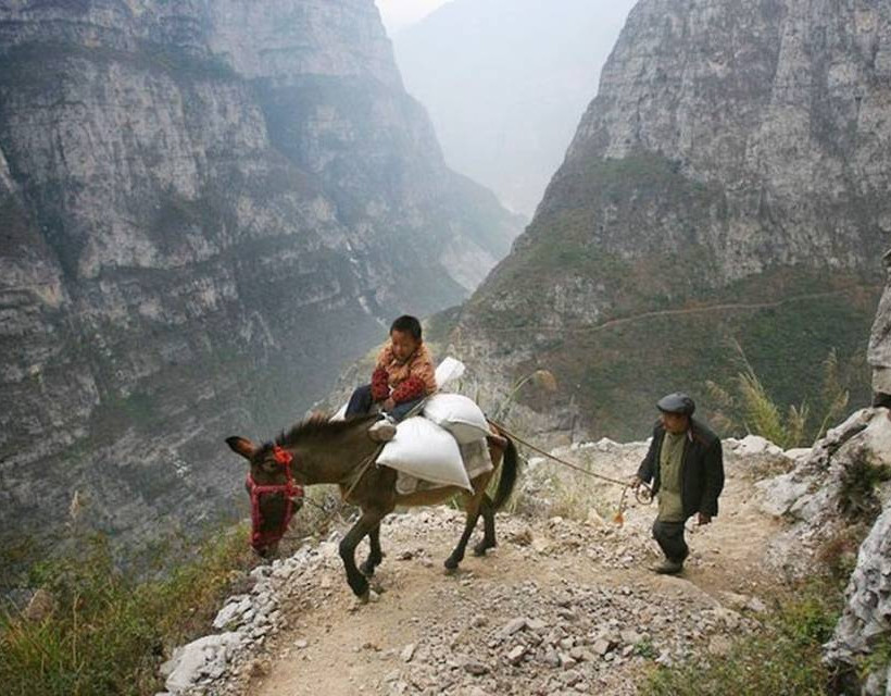 Δύσβατα μονοπάτια και διαδρομή που κρατάει 5(!) ολόκληρες ώρες στην Κίνα
