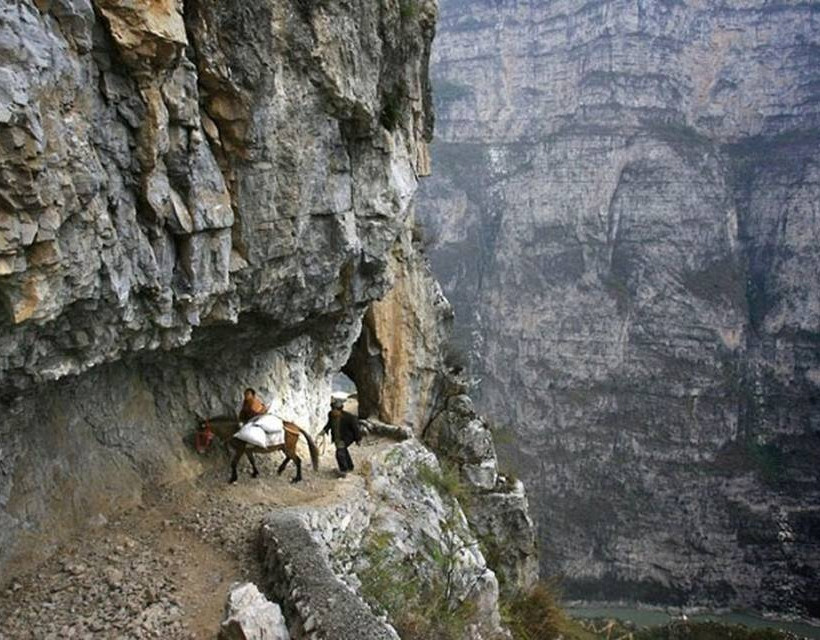 Δύσβατα μονοπάτια και διαδρομή που κρατάει 5(!) ολόκληρες ώρες στην Κίνα