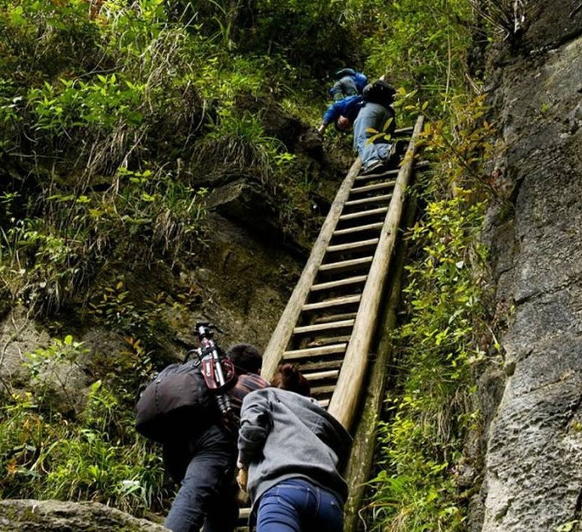 Eπίπονο σκαρφάλωμα σε εκατοντάδες σκάλες στην Κίνα