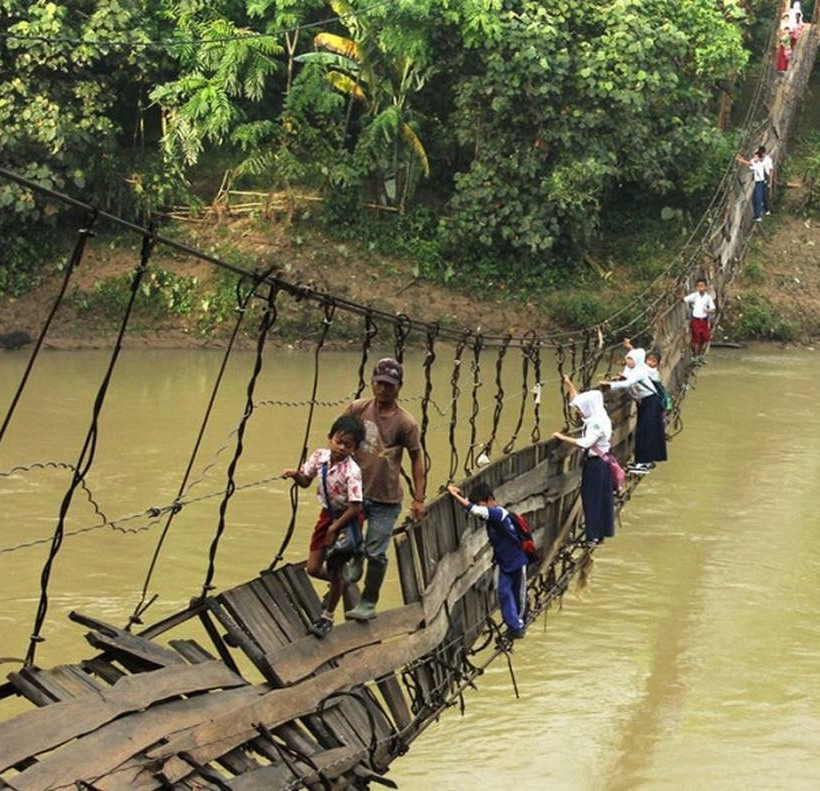 Καταστραμένη γέφυρα στην Ινδονησία