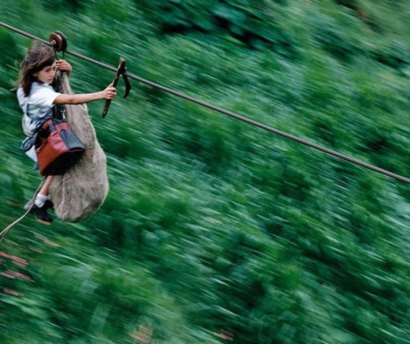 800 ολόκληρα μέτρα σε αυτό το αυτοσχέδιο τελεφερίκ, χωρίς καμία ασφάλεια - Κολομβία