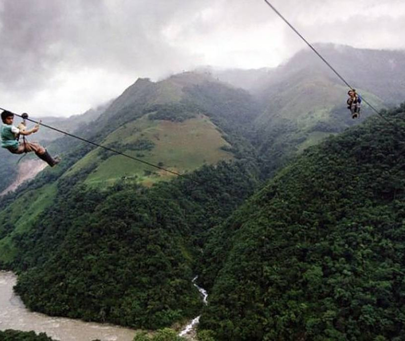 800 ολόκληρα μέτρα σε αυτό το αυτοσχέδιο τελεφερίκ, χωρίς καμία ασφάλεια - Κολομβία