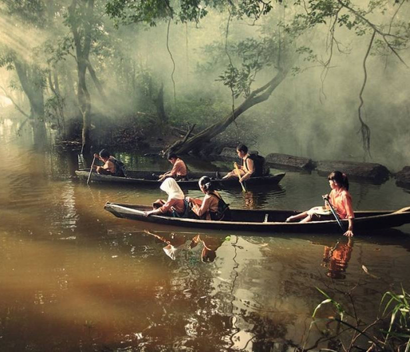 Μαθητές σε βάρκες με προορισμό το σχολείο - Ινδονησία