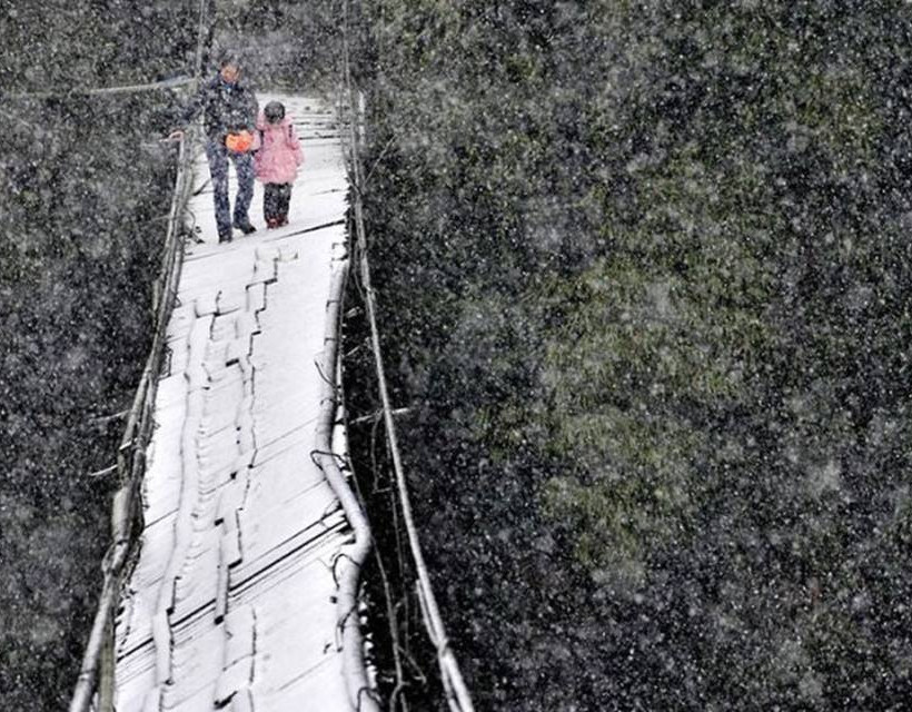 Χιονισμένη και ταυτόχρονα κατεστραμμένη γέφυρα στην Κίνα