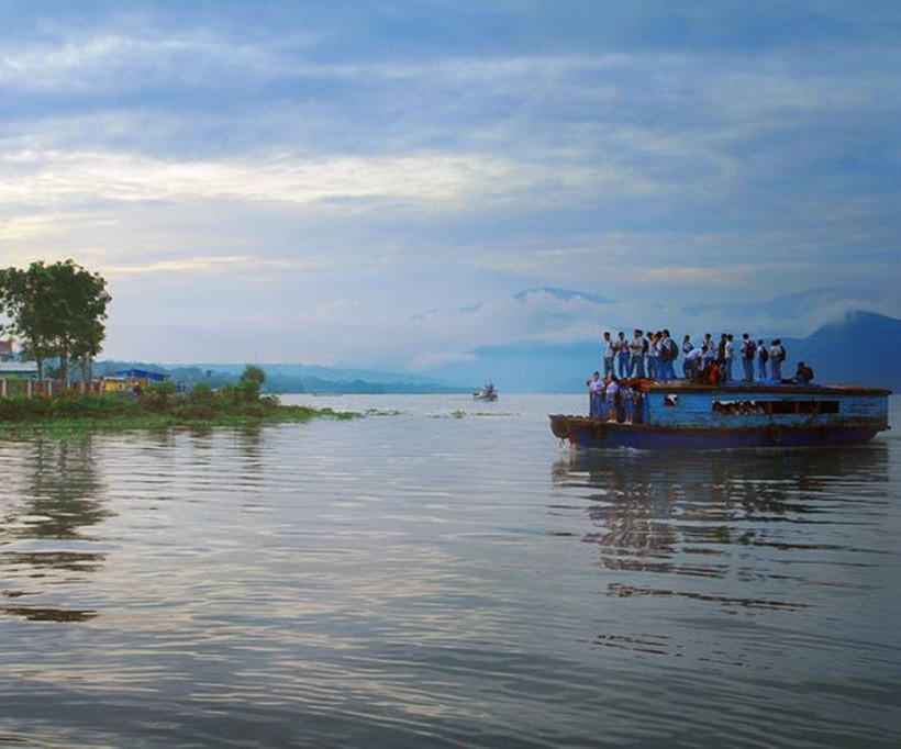 Ταξίδι στην οροφή μιας ξύλινης βάρκας - Ινδονησία