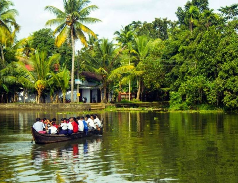 Μαθητές πάνε με βάρκα στο σχολείο 
