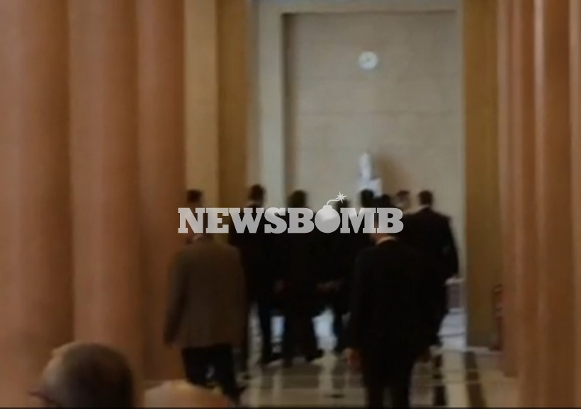 Οι προφυλακισμένοι βουλευτές της Χ.Α έφτασαν στη Βουλή