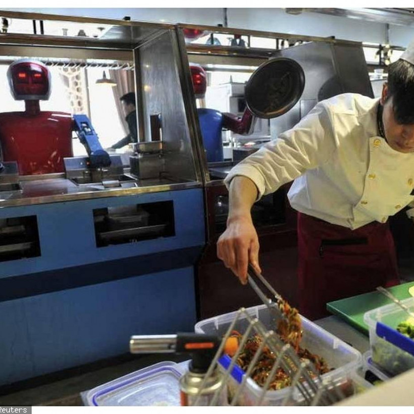 Κίνα: Ρομπότ μαγειρεύουν και σερβίρουν (pics)