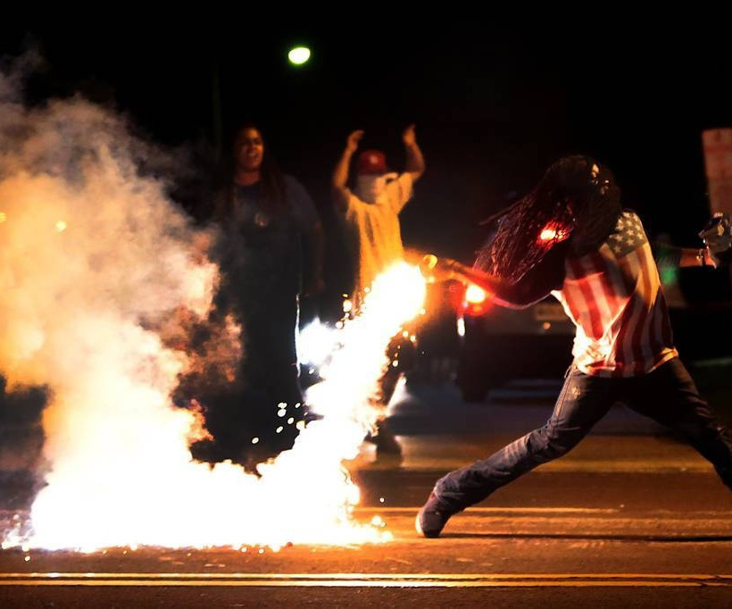 Αύγουστος: Η Δολοφονία του 18χρονου Αφροαμερικανού από σφαίρα αστυνομικού προκαλεί εξέγερση στους δρόμους του Φέργκιουσον