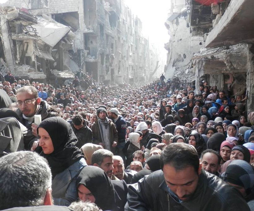 Ιανουάριος: Χιλιάδες πρόσφυγες – το μεγαλύτερο παλαιστινιακό προσφυγκό καταυλισμό Γιαρμούκ στη Δαμασκό - περιμένουν το συσσίτιο 