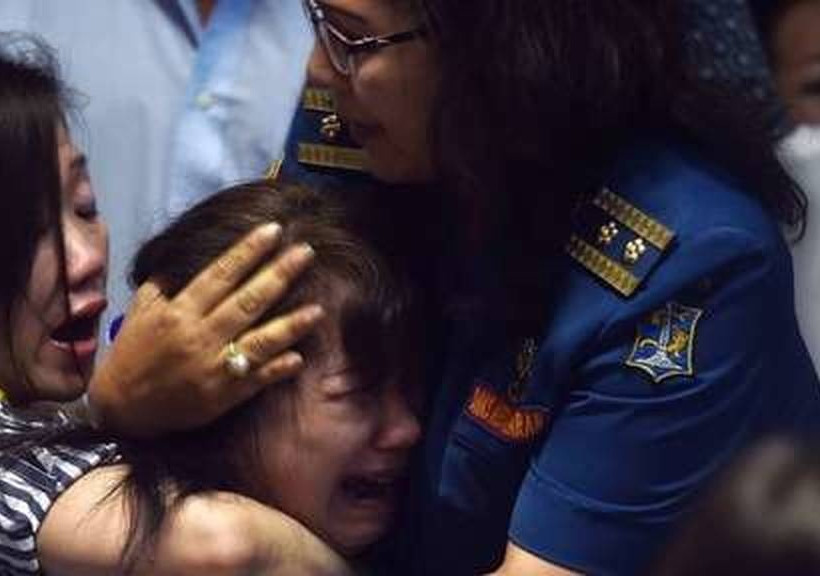 AirAsia: Θρήνος στην Ινδονησία από τους συγγενείς των επιβατών