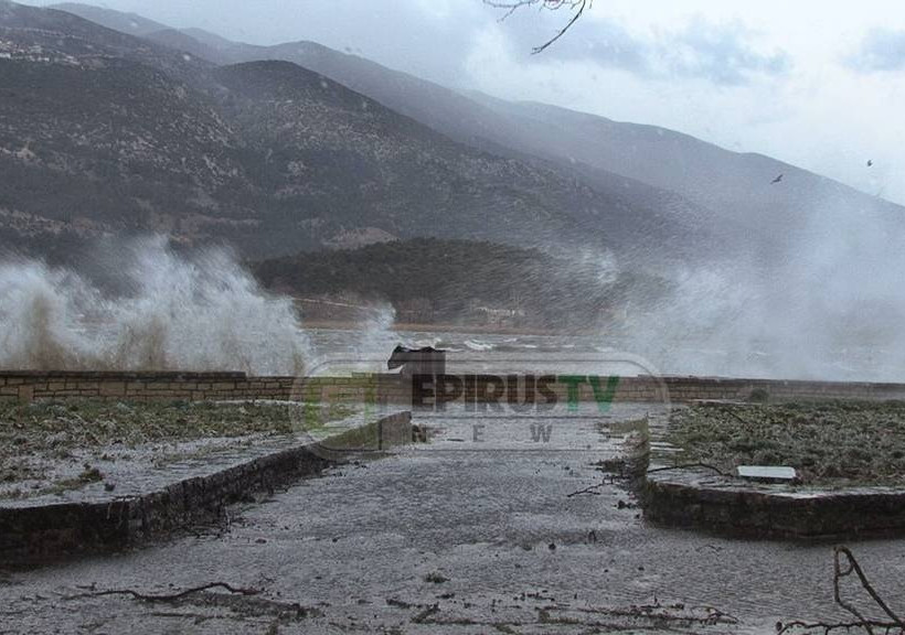 Μετρούν ζημιές στο Nησάκι των Ιωαννίνων 