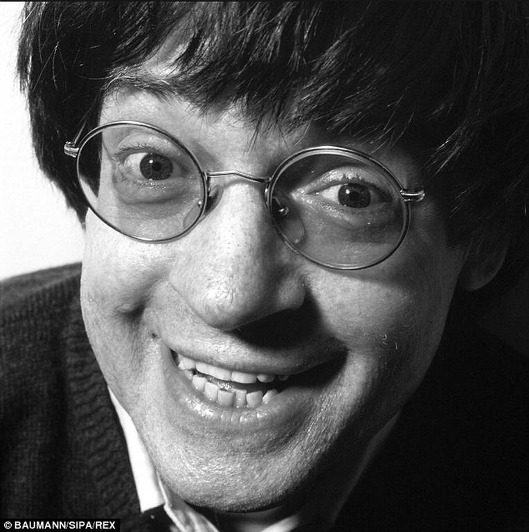 Charlie Hebdo: Ο τετράποδος επιζών που κλέβει καρδιές 