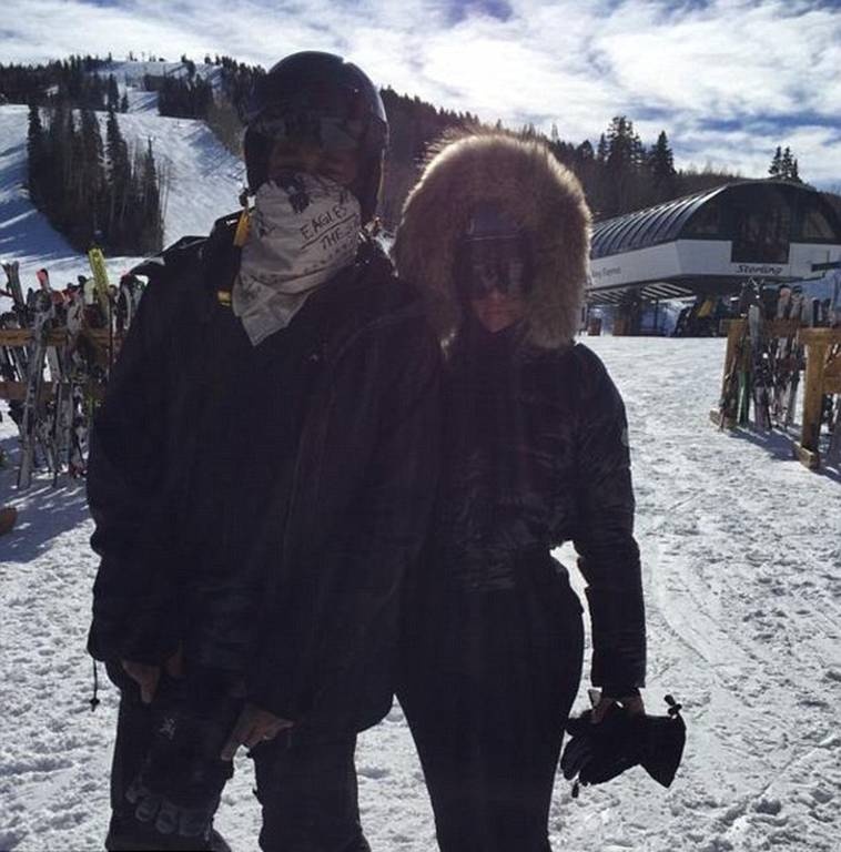 Μουτρωμένη γιατί αναγκάστηκε να βάλει χοντρά ρούχα