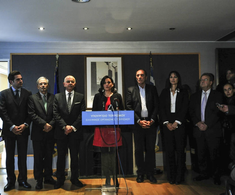 Η όμορφη Όλγα παρέδωσε στην όμορφη… Έλενα! (photos)