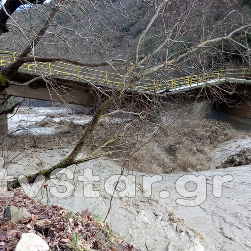 Κόπηκε στα δυο γέφυρα στη Φθιώτιδα (pics)