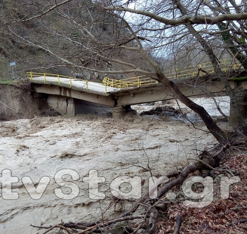 Κόπηκε στα δυο γέφυρα στη Φθιώτιδα (pics)
