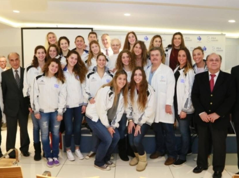 Οι εθνικές ομάδες υδατοσφαίρισης εθελοντές δότες μυελού των οστών