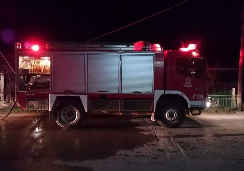 Εύβοια: Παρκαρισμένο αυτοκίνητο τυλίχθηκε στις φλόγες (photos)