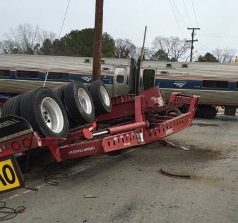 ΗΠΑ: Τρένο εκτροχιάστηκε μετά από σύγκρουση με νταλίκα (video+photos)