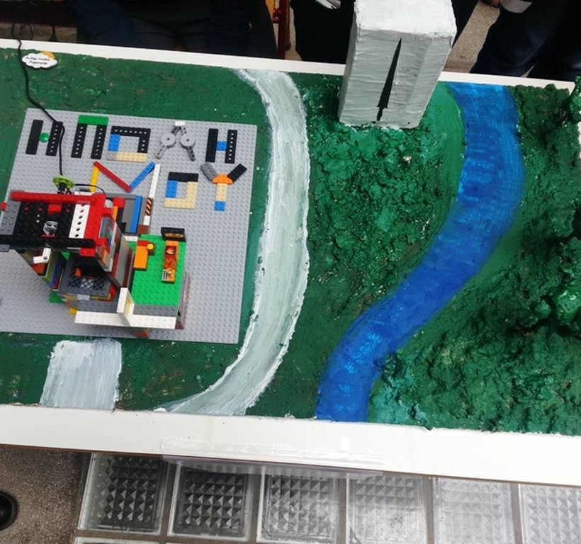 Μαθητές δημοτικού σχεδίασαν ασανσέρ για ΑμΕΑ που λειτουργεί με... παλαμάκια (photos)