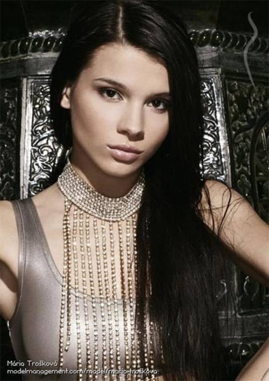 Πρώην μοντέλο γυμνών η νέα βοηθός του Σλοβάκου πρωθυπουργού (photos)