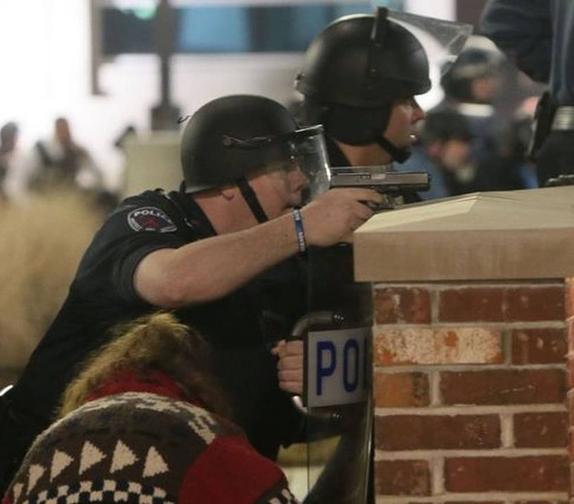 ΗΠΑ: Πυρά έξω από την αστυνομική διεύθυνση του Φέργκιουσον	