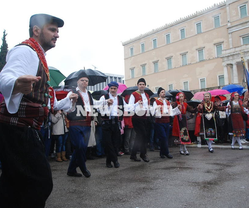 Γλέντι και τσάμικα στο Σύνταγμα μετά την παρέλαση (photos)