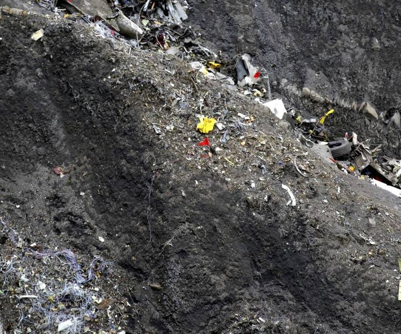 «Ένας από τους πιλότους δεν ήταν στο πιλοτήριο του Airbus κατά τη συντριβή»