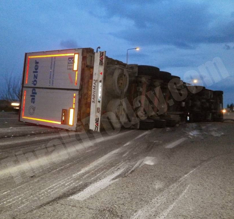 Ανατροπή νταλίκας στην Ξάνθη (vid&pics)