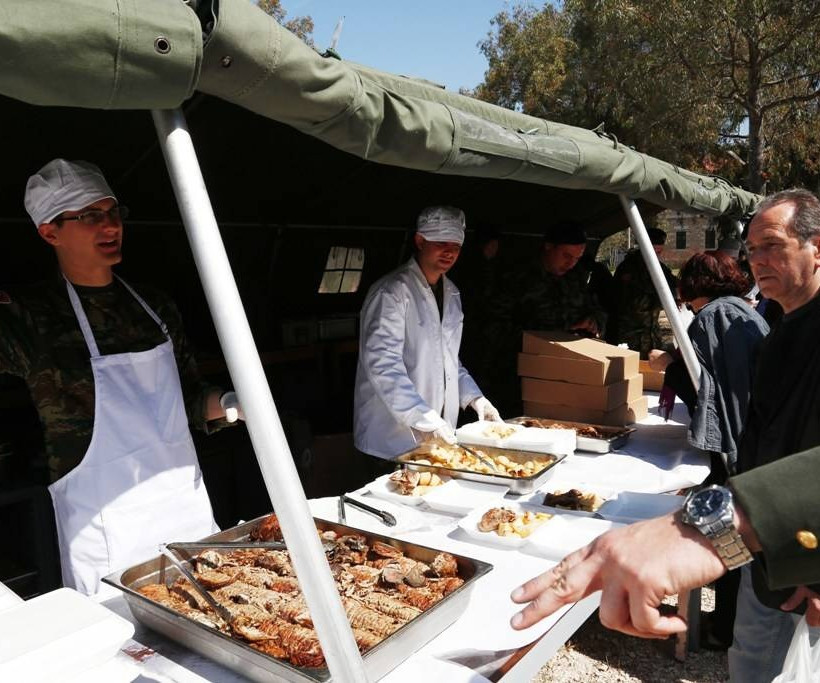 Λαϊκό γλέντι με οβελίες και τραγούδια στο στρατόπεδο του Γουδή