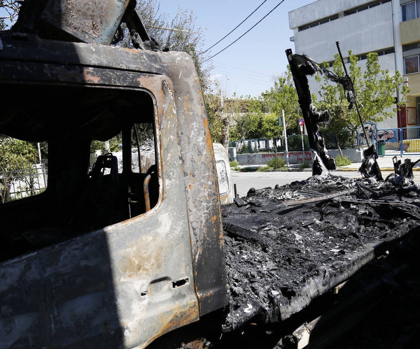 Εμπρηστική επίθεση σε βιοτεχνία στο Περιστέρι (Photos)