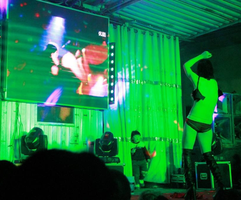 Στην Κίνα αποχαιρετούν τους νεκρούς με… στριπτίζ! (video+photos)