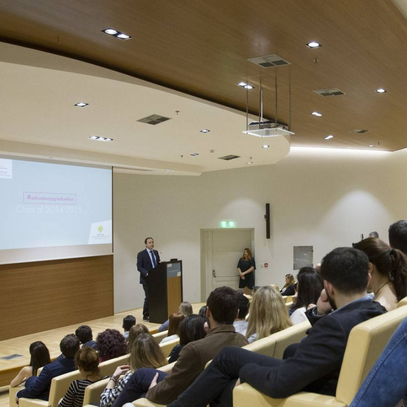 Ο Γενικός Διευθυντής του Κέντρου Βιώσιμης Επιχειρηματικότητας Εξέλιξη, κ. Γιώργος Κατσουράνης, κατά τη διάρκεια της τελετής αποφοίτησης της e-Academy