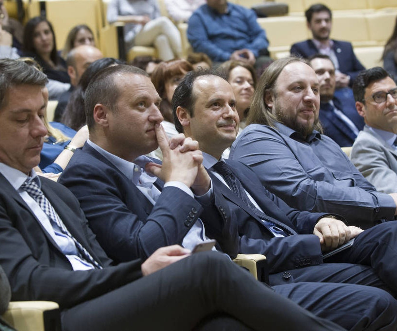 Ο κ. Παναγιώτης Γκεζερλής, Υπεύθυνος Εκπαίδευσης της e-Academy με τον κ. Λάμπρο Τσιακανίκα, Διευθυντή Ανάπτυξης Εργασιών της Εξέλιξης  