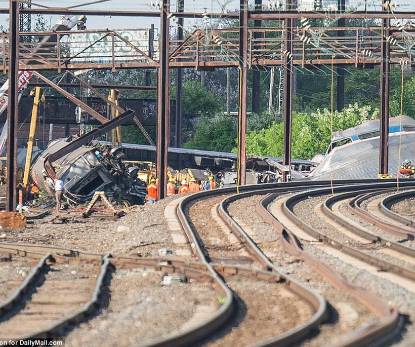 Εκτροχιασμός τρένου: Έρευνα για τα αίτια του δυστυχήματος – Βρέθηκε το μαύρο κουτί (vid & pics)