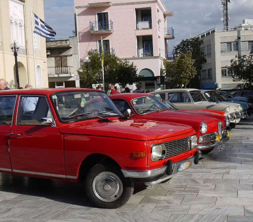 Βόλτα με κλασσικά αυτοκίνητα – αντίκες στις Αχαρνές και τους Θρακομακεδόνες