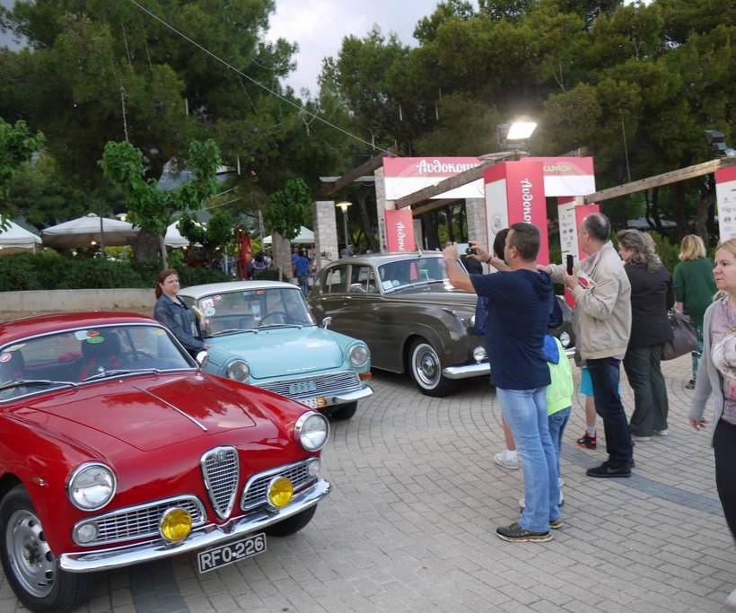 Βόλτα με κλασσικά αυτοκίνητα – αντίκες στις Αχαρνές και τους Θρακομακεδόνες