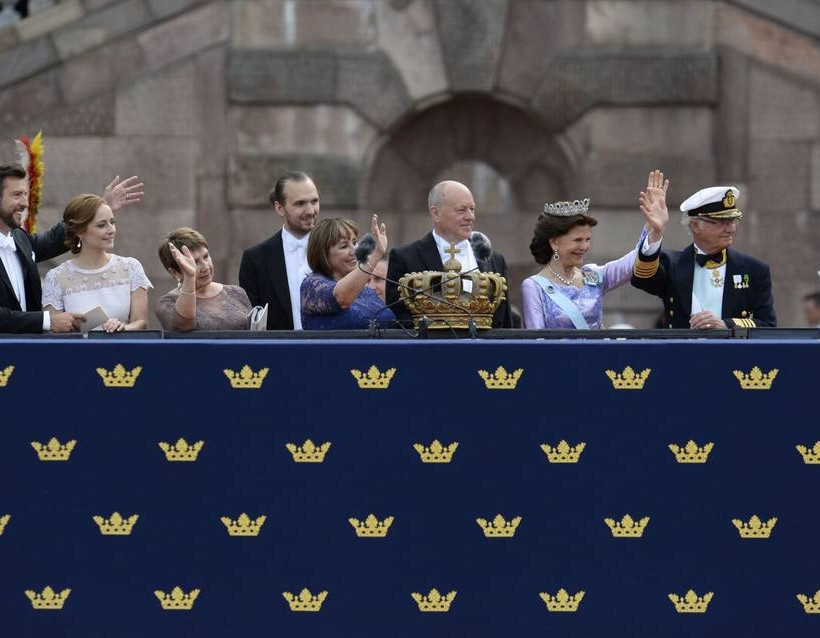 Ο γάμος της χρονιάς στη Σουηδία: Μια «κοινή θνητή» στο πλευρό του πρίγκιπα (photos)