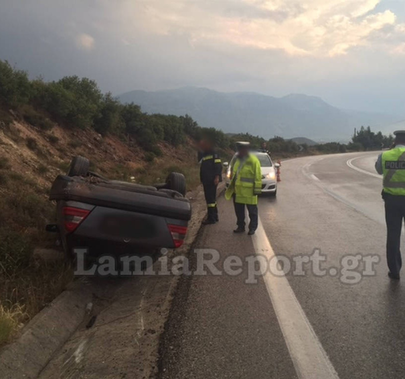 Λαμία: Ανατράπηκε ΙΧ σε στροφή καρμανιόλα (photos)