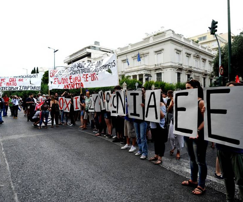 Συγκέντρωση από μέλη της ΑΝΤΑΡΣΥΑ στη Βουλή (photos)