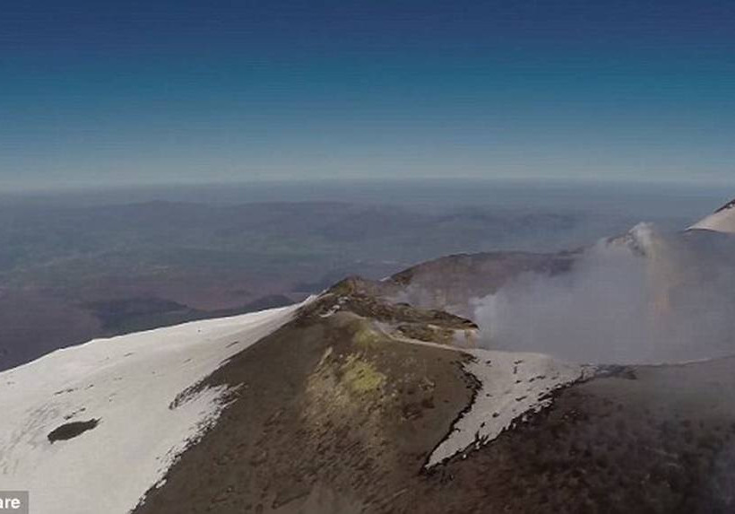 Απίστευτα σπάνια εναέρια πλάνα από το πιο ενεργό ηφαίστειο της Ευρώπης (photos&video)